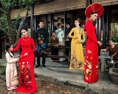 Dàn mẫu Việt diện áo dài tạo dáng ở làng quê Hội An