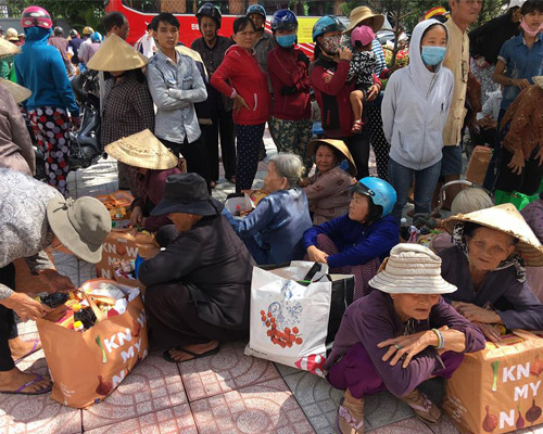 Phát Quà Cho Người Nghèo Ở Lagi Bình Thuận (13/11/2017)
