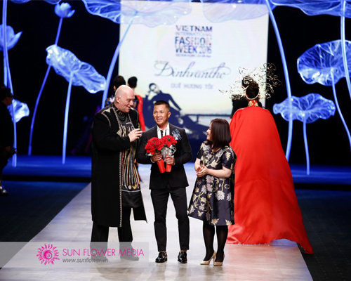 Áo dài ABC tại Tuần lễ thời trang Quốc tế Việt Nam 2016
