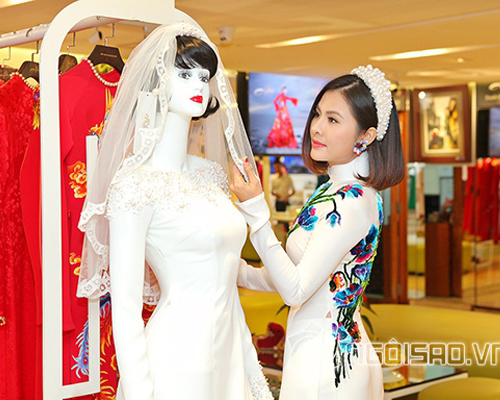Vợ chồng Vân Trang hé lộ trang phục cưới đẹp như Hoàng bào