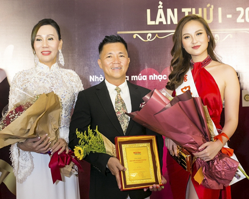 Hoa hậu Nhân ái Đỗ Lan và NTK Đinh Văn Thơ quyên góp 180 triệu giúp đỡ trẻ em nghèo