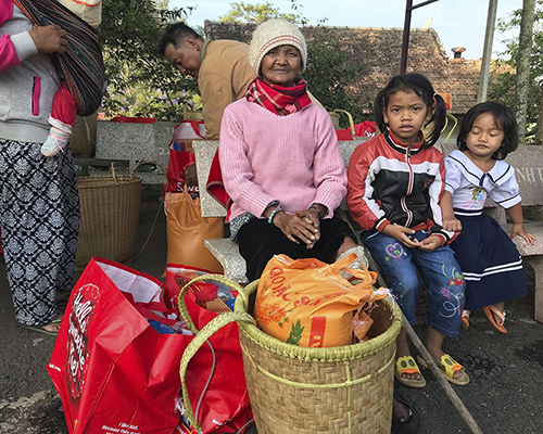 Phát Quà Cho Người Nghèo Ở Trại Phong Di Linh (25/4/2018)